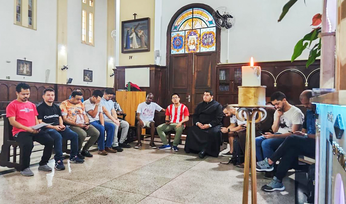 Alunos de teologia do ITESP visitam urna com restos mortais do Venerável Pe. José Marchetti